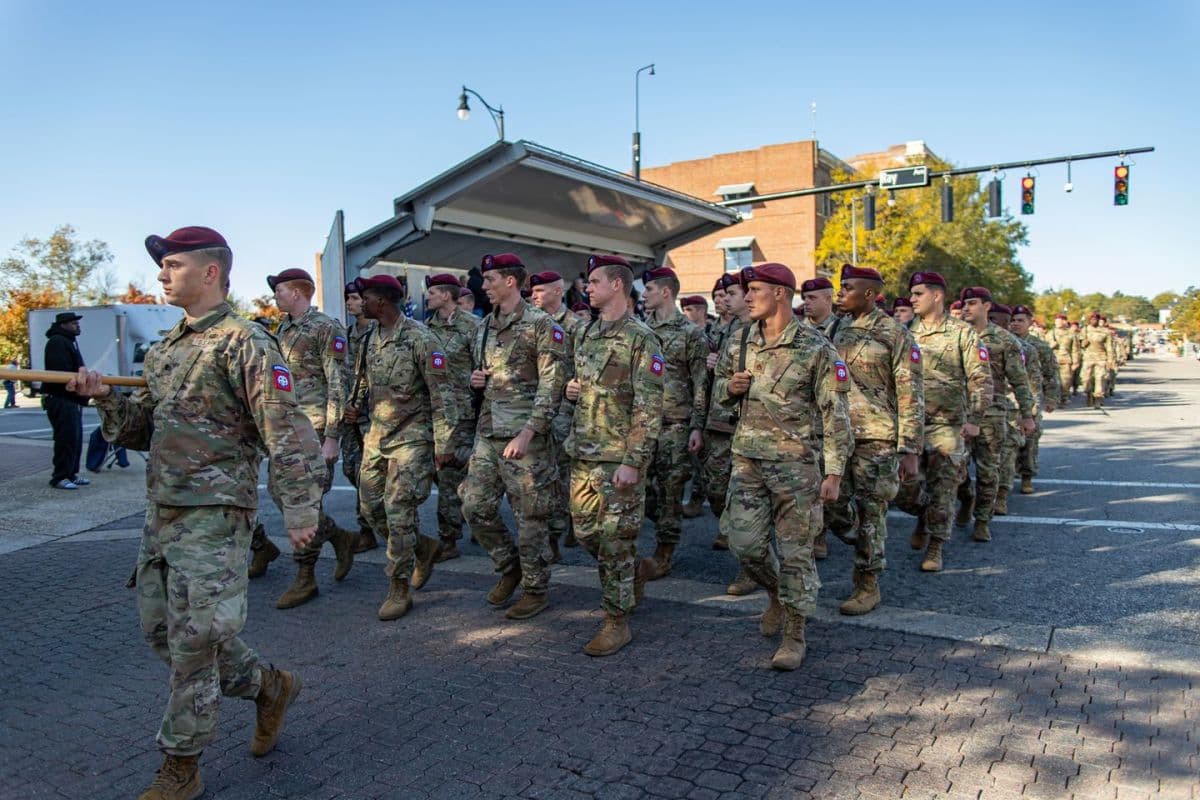 <b><a href="https://www.visitfayettevillenc.com/event/annual-veterans-day-parade/16036/" target="_blank">Annual Veterans Day Parade (6 de noviembre)</a></b>: El desfile honrará a los veteranos y militares en Fort Bragg y a todas las organizaciones y grupos que ayudan a los veteranos en el condado de Cumberland. El desfile comenzará en Hay Street junto al Airborne and Special Operations Museum y terminará en Cool Spring y Person Streets, en Fayeteville.