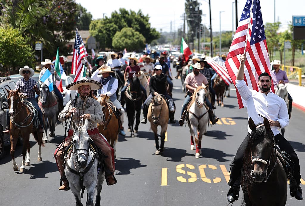 Dos semanas después, las protestas contra la forma en que agentes federales han detenido a inmigrantes no tienen fin en el sur de California.
<br>
<br>Laa autoridades en Los Ángeles reportaron la semana pasada que han
<b><a href="https://www.univision.com/local/los-angeles-kmex/lapd-reporta-casi-600-personas-detenidas-los-angeles-protestas" target="_blank">arrestado a 575 personas durante las manifestaciones</a></b>.
<br>
<br>La cabalgata de este domingo transcurrió es paz. Fue convocada por
<b><a href="https://www.instagram.com/reel/DLEPwkAxnYU/?utm_source=ig_web_copy_link&igsh=d2o5dWR6MWVzOHA1" target="_blank">la organización Connecting Compton</a></b>, que avanza en la construcción de un
<b>centro ecuestre</b> que puedan disfrutar al máximo las personas de todas las edades y culturas.
<br>
<br>El llamado no cayó en oídos sordos y jinetes de distintos lugares también llegaron a expresar su respaldo a cada hogar que sufre el impacto de la ola de arrestos de ICE.