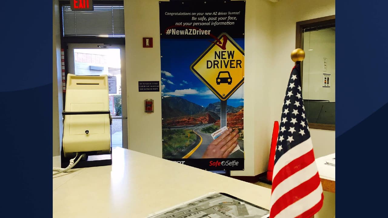 El Departamento de Motores y Vehículos ha colocado en sus oficinas un área designada para tomarse fotos.