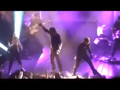 Al notar que el fan no entendía lo que pasaba, la cantante le dijo: “gracias bájate, bájate mi amor”. Los usuarios de redes sociales no perdonaron la actitud de la diva y la tildaron #LadyBájate.