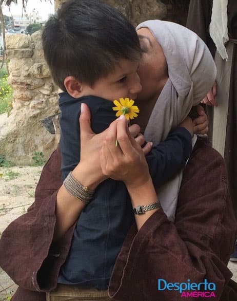 Momentos detrás de cámaras ... El hijo de Ale Barav le trajo una flor durante cortes comerciales.