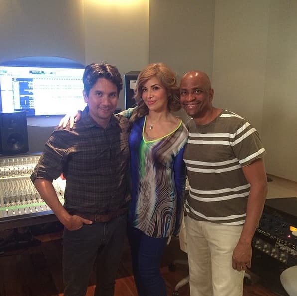 Y es que además de ser un genio, es una persona con la que se disfruta entrar al estudio. Aquí lo vemos trabajando con Gloria Trevi y Jorge Villamizar.
