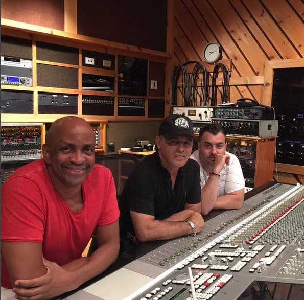 El productor se fue a Nueva York para hacer las mezclas del éxito que tanto bailas y que interpretan Marc Anthony al lado de Gente de Zona: 'La Gozadera'.