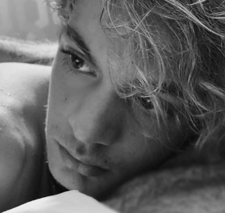 El chico tituló la imagen en inglés con una frase que se traduce como "contacto visual". 
<br>