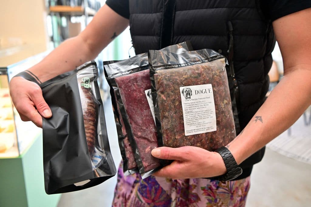 El restaurante se promociona como el primer establecimiento con un menú "delicioso" para perros, el cual incluye platillos como tártara de filet mignon cortado a mano acompañado con un huevo de codorniz hervido, entre muchos otros "manjares" caninos.