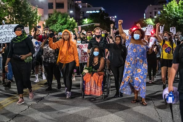 La familia y amigos de Foster recordaron a la víctima en las redes sociales como un hombre dedicado a ejercer sus derechos de la Segunda Enmienda y cuidar a su prometida. Una amiga de la familia creó un 
<a href="https://www.gofundme.com/f/official-garrett-foster-memorial-fund" target="_blank">GoFundMe para cubrir los gastos fúnebres y logró recaudar $108,000</a>.
<br>