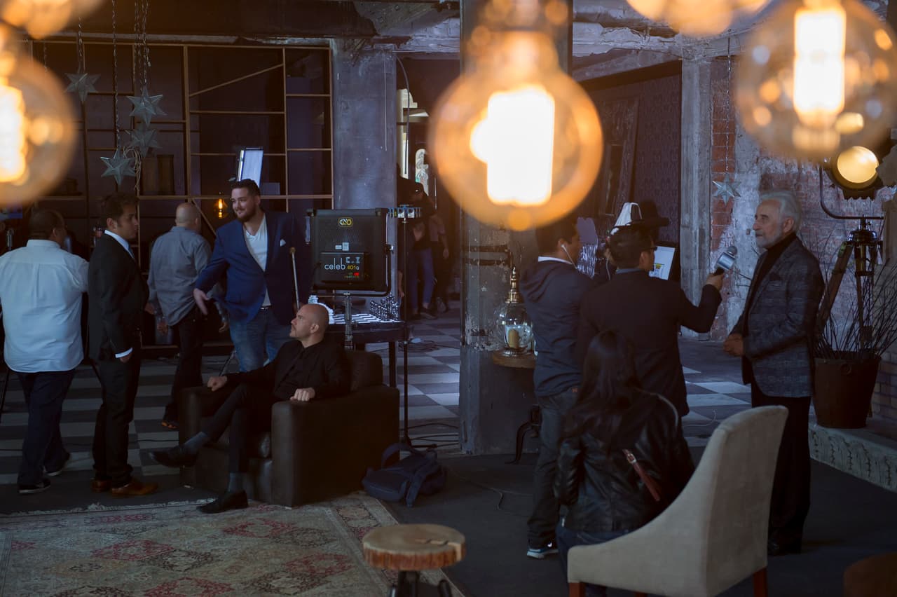 Muchas cosas pasan detrás de cámaras, el elenco atiende a la prensa, el elenco puede descansar y el equipo de producción trabaja para que el flujo sea continuo y no haya errores.