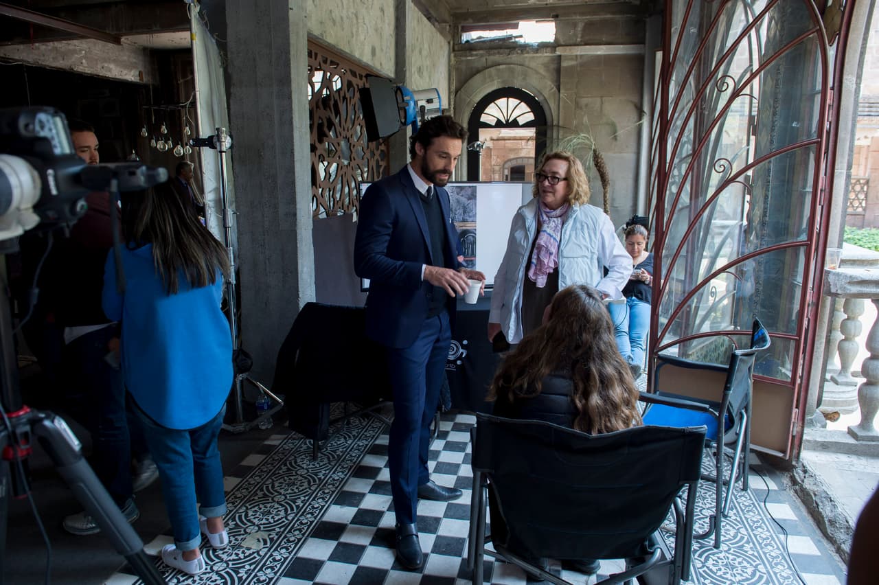 Iván Sánchez no dejó de platicar con sus compañeros del equipo de producción.