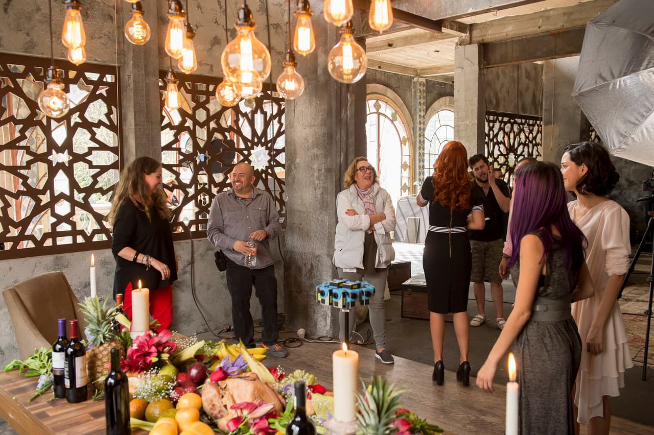 La productora Carmen Armendariz y todo su equipo de producción se dieron cita desde muy temprano en la locación principal de la serie "Yago", para la sesión fotográfica oficial con el elenco.