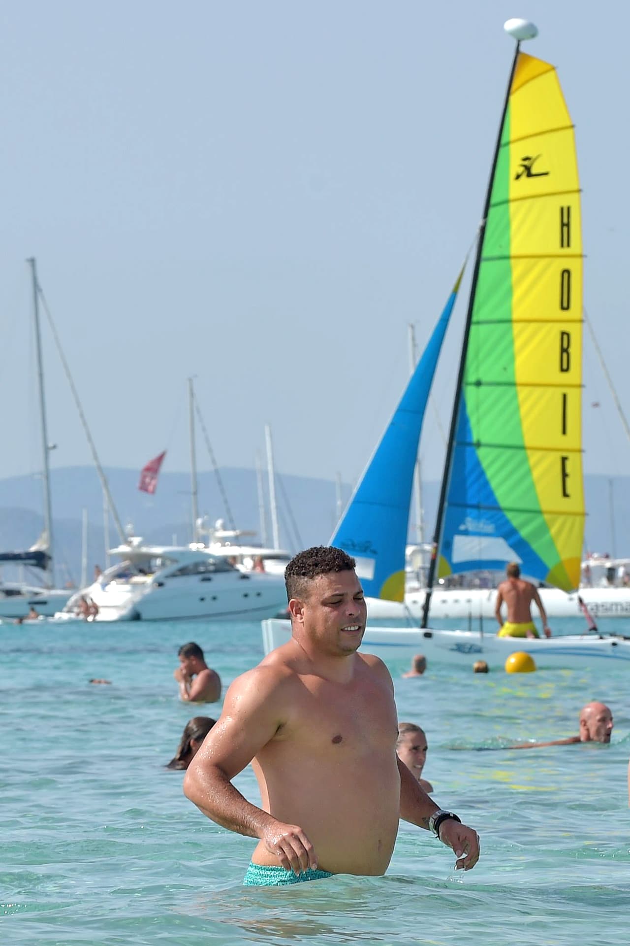 Y no la pasó nada mal, pues navegó a bordo de un lujoso yate, fumando y bebiendo. ¡Gran fiesta!