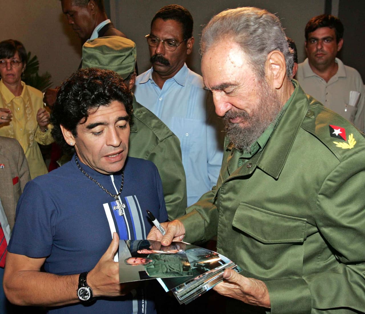 Diego viajaba constantemente a Cuba para visitar a Fidel, quien de hecho fue quien lo ayudó en su lucha contra las adicciones: "Fidel, si algo he aprendido contigo a lo largo de años de sincera y hermosa amistad, es que la lealtad no tiene precio"
<b>,</b> aseguró Maradona en una de sus cartas escrita el 15 de enero de 2015.