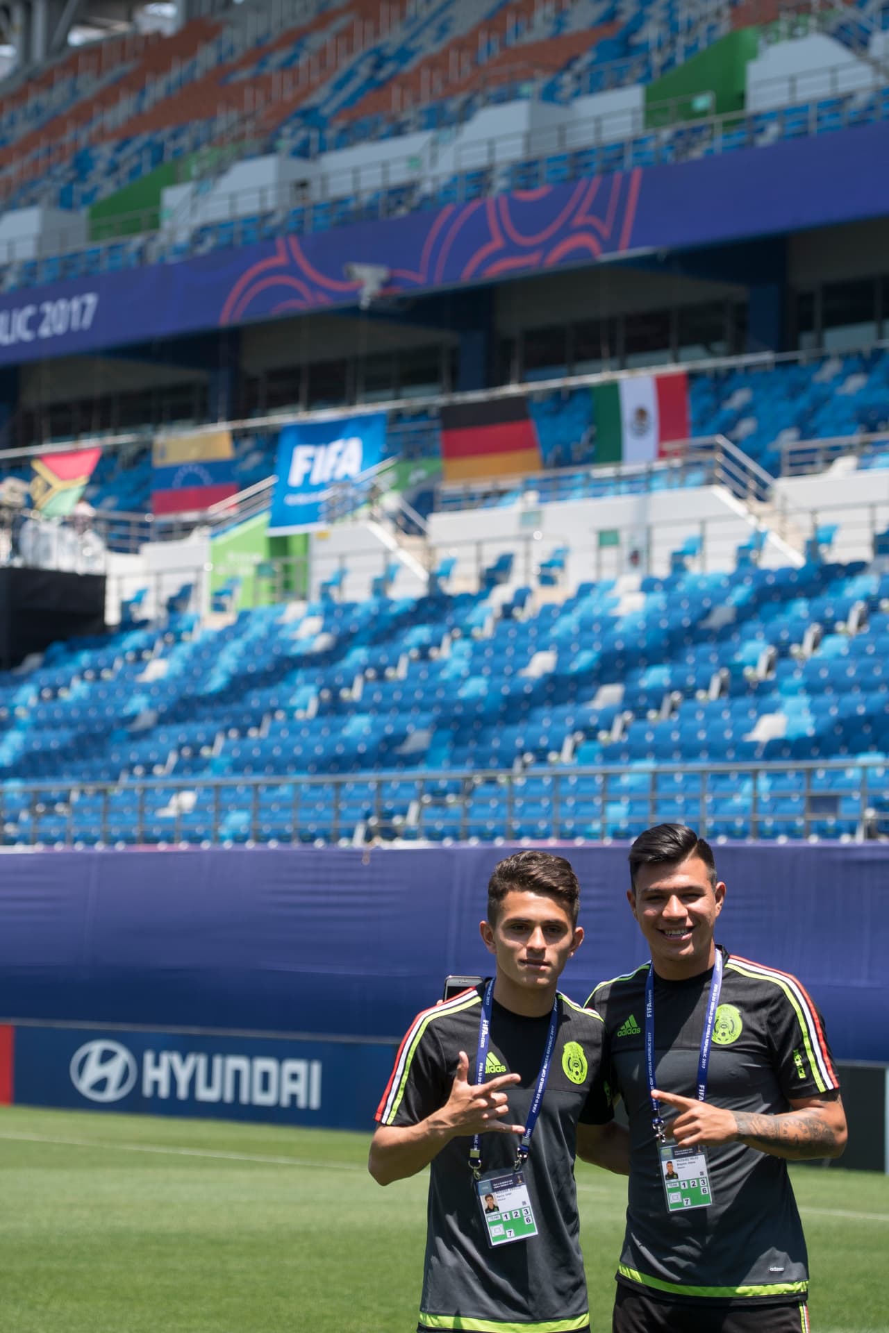 El estadio, que tiene las banderas de los cuatro participantes del grupo, verá acción a primera hora con el partido Venezuela contra Alemania.