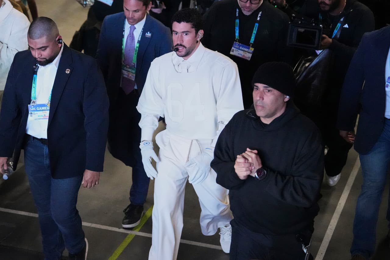 El artista de 31 años ha estado viviendo un año monumental ya que hace una semana ganó el GRAMMY al Álbum del Año por ‘Debí Tirar Más Fotos’, una carta de amor a su Puerto Rico natal que fue el lanzamiento más escuchado de 2025.