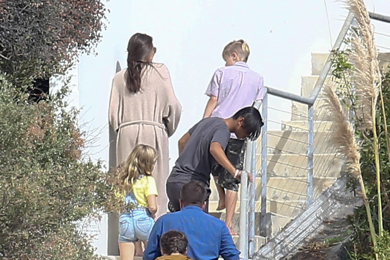 En las imágenes aparece acompañada de sus hijos.