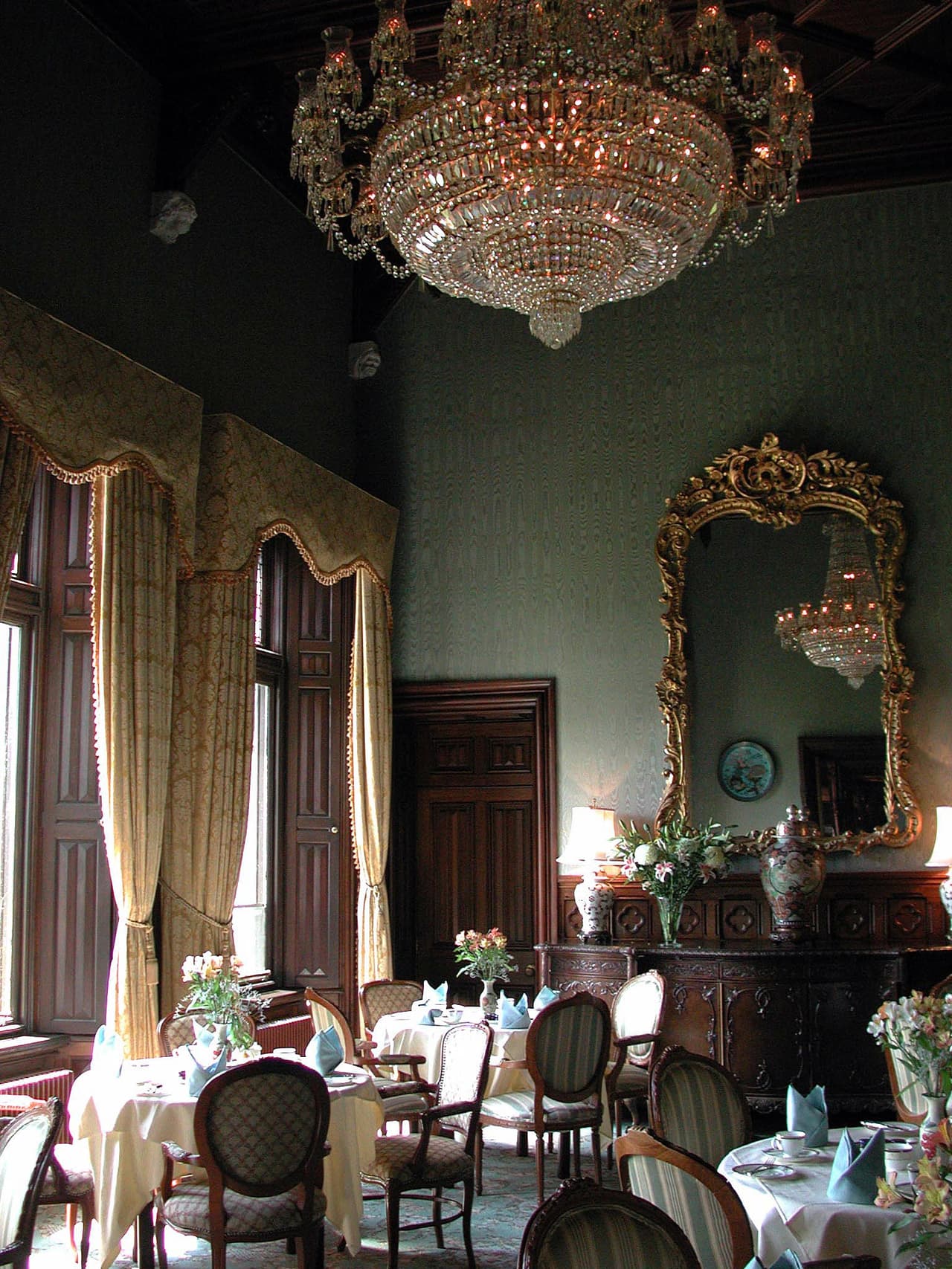 El castillo suele estar abierto al público general, pero desde el miércoles está
<b> "<a href="https://twitter.com/mmk_agency/status/1004474892132155392?ref_src=twsrc%5Etfw&ref_url=https%3A%2F%2Fwww.her.ie%2Fceleb%2Fstop-everything-meghan-harry-ireland-honeymoon-407064">completamente cerrado a visitas</a>"</b> y rodeado de una gran cantidad de oficiales de seguridad, según los reportes.