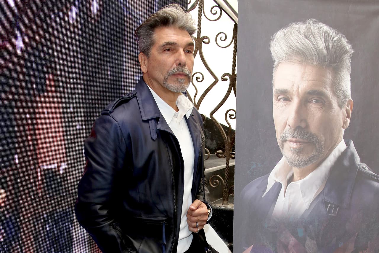 El cantautor promocionó en México su nueva producción discográfica sin la compañía de su esposa, por lo que explicó su ausencia.