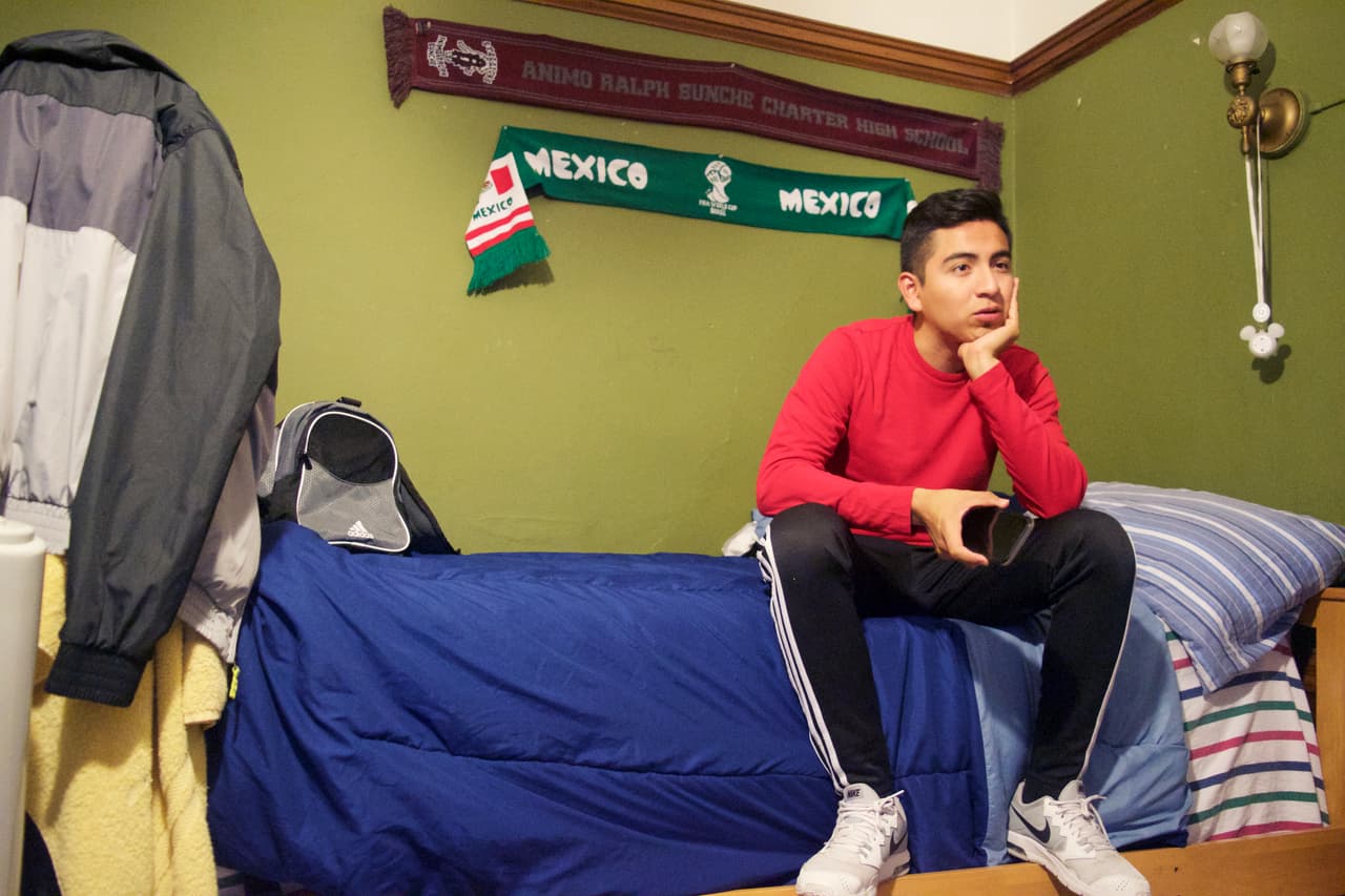 Oscar Álvarez, estudiante de Política Educativa en la Universidad de Berkeley. Creó el espacio de "Casa sin Fronteras" para dar soporte emocional a sus compañeros de hogar.