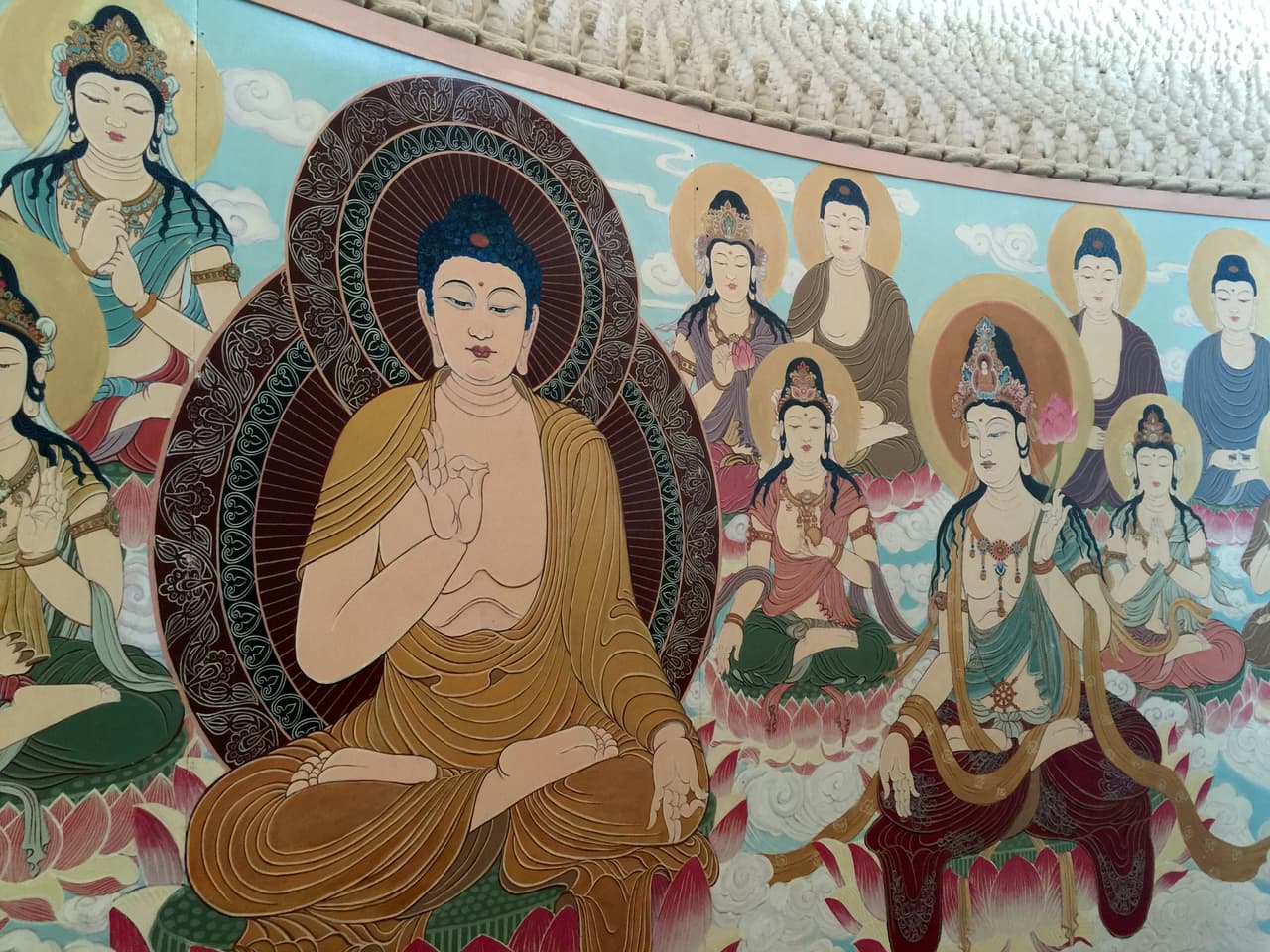 Los murales y relieves decoran las paredes