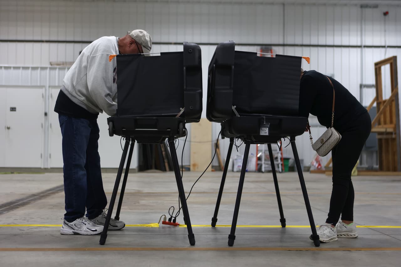 Candidatos respaldados por Trump ganan la mayoría de las primarias republicanas para el Senado de Indiana