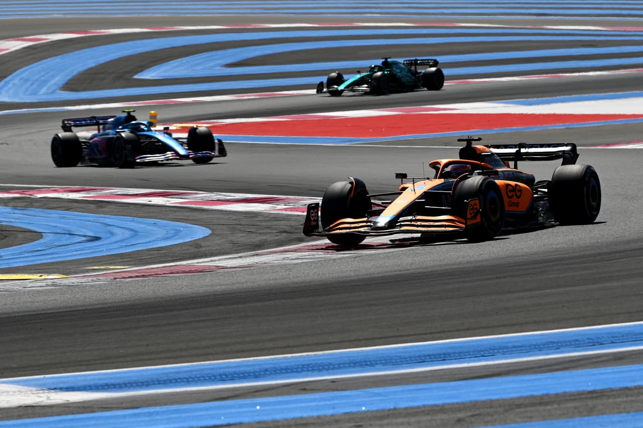 Max Verstappen conquistó el Gran Premio de Francia por delante de Lewis Hamilton y George Russell. Checo Pérez fue cuarto y Charles Leclerc tuvo que abandonar la carrera tras un impactarse con el muro.