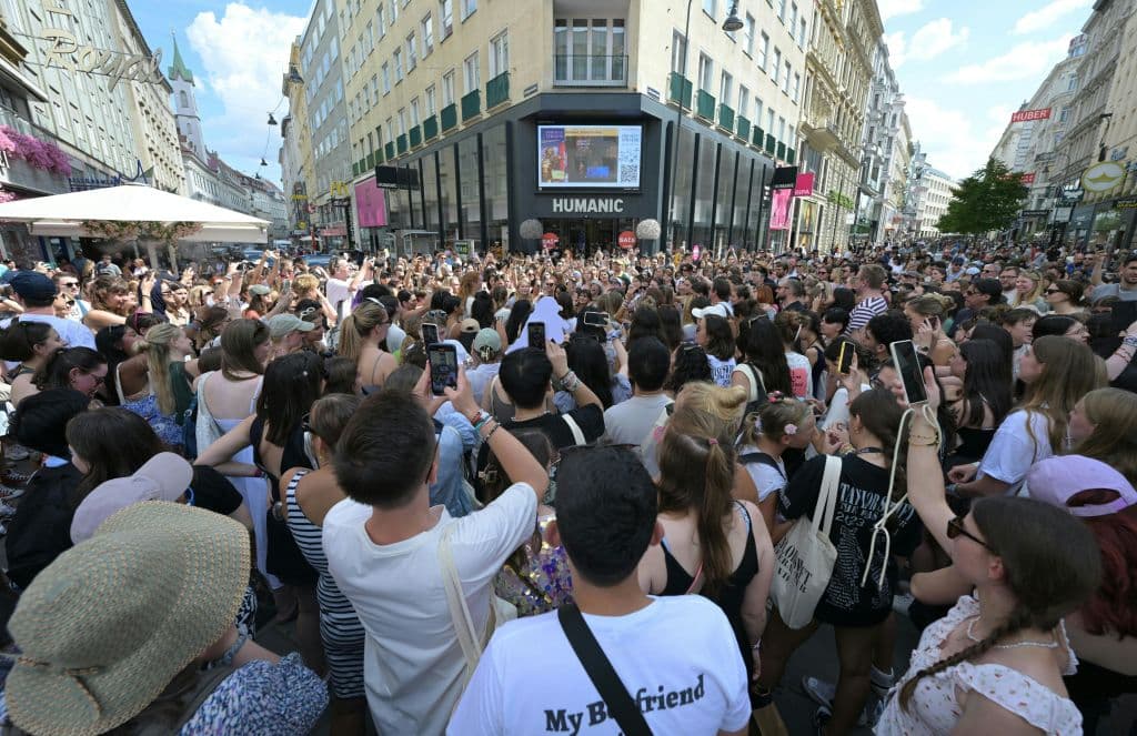 Los fans de la cantante estadounidense Taylor Swift -los swifties- se reúnen en Viena, Austria, el 8 de agosto de 2024, después de que los conciertos de la estrella se cancelaran en el último minuto. Las autoridades austriacas indicaron que detuvieron a dos sospechosos por supuestamente conspirar para atacar los conciertos en Viena.
