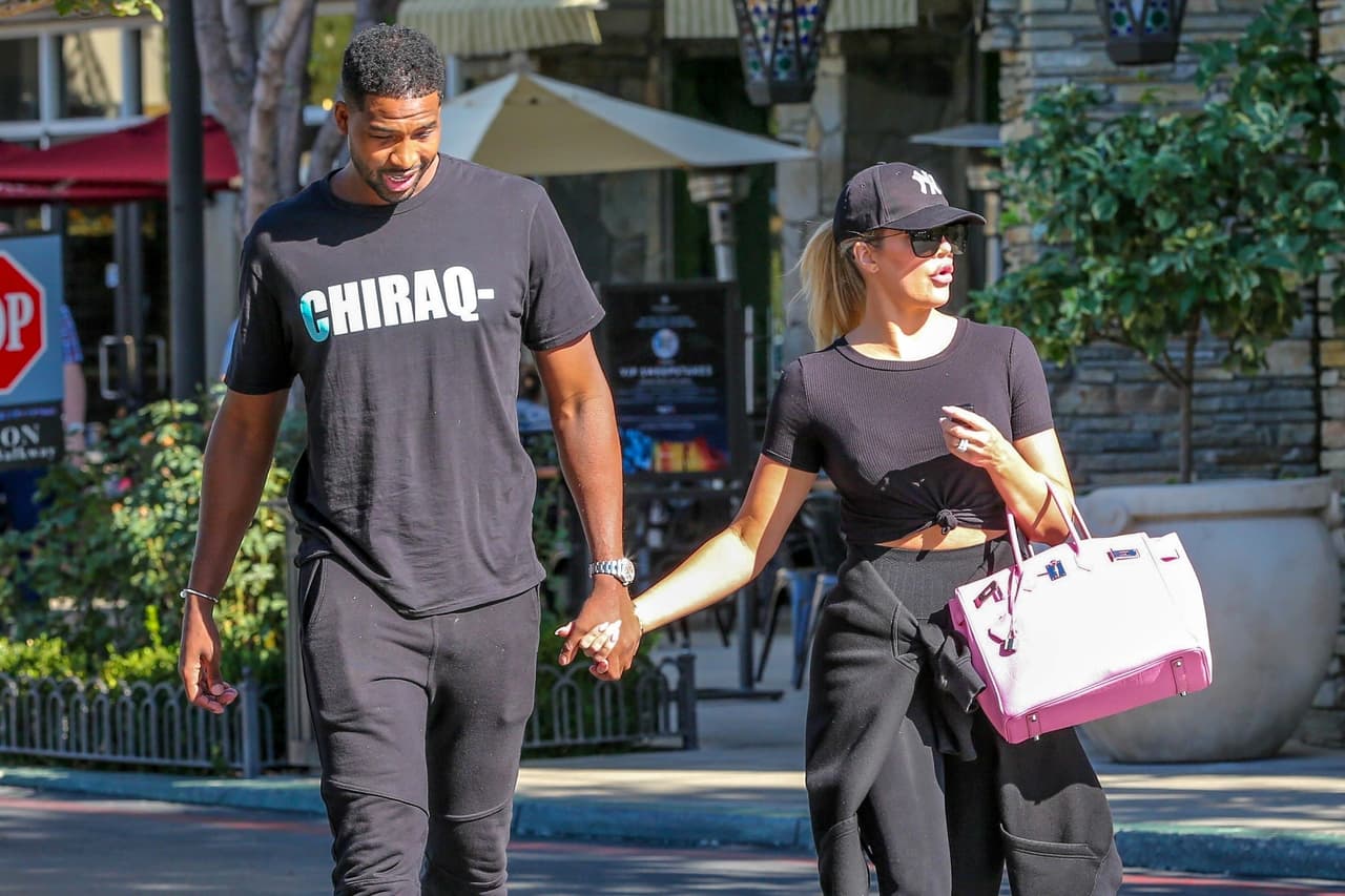 No es la primera vez que el jugador de los Cleveland Cavaliers de la NBA es acusado de haber engañado a la socialité. En abril de 2018, poco antes de que Khloe Kardashian diera a luz a su hija, los sitios Daily Mail y TMZ, publicaron un video en el que se veía al atleta besando y tocando a otras mujeres.
