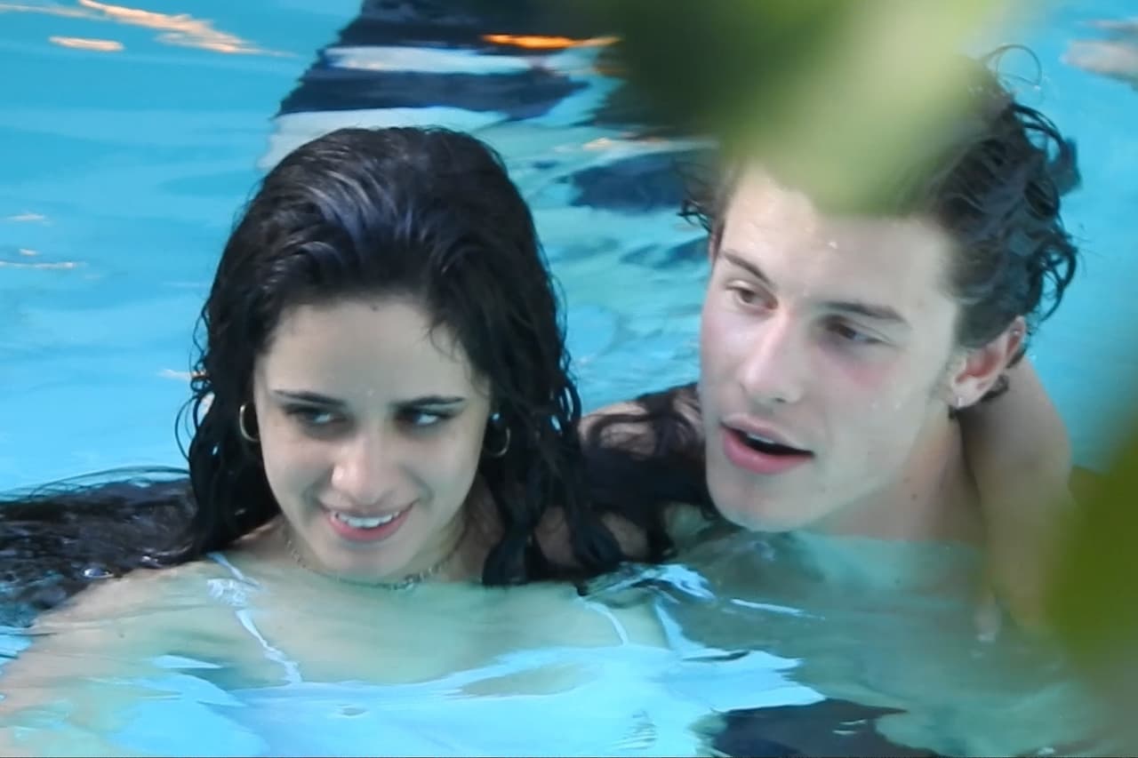 "Hemos estado saliendo oficialmente
<b> desde el 4 de julio</b>", agregó el cantante de 21 años.