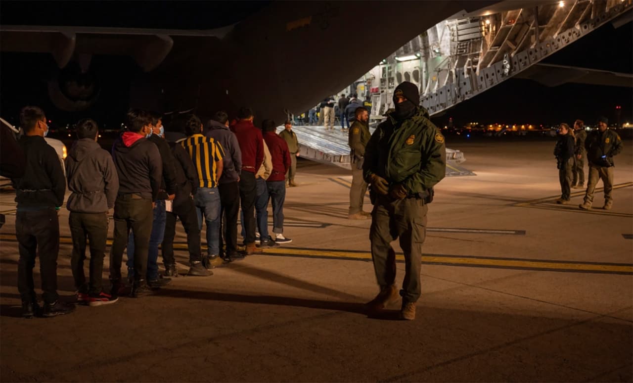 En días recientes salieron al menos 
<b>dos aviones militares con decenas de inmigrantes indocumentados</b>.