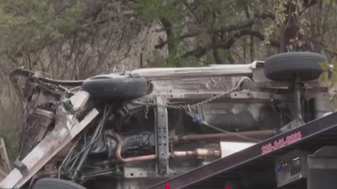 Un conductor invadió el carril contrario mientras viajaba a alta velocidad, lo que causó un mortal choque. Vecinos de la zona aseguran que estos accidentes son frecuentes, por lo que solicitan topes o alguna medida de seguridad.