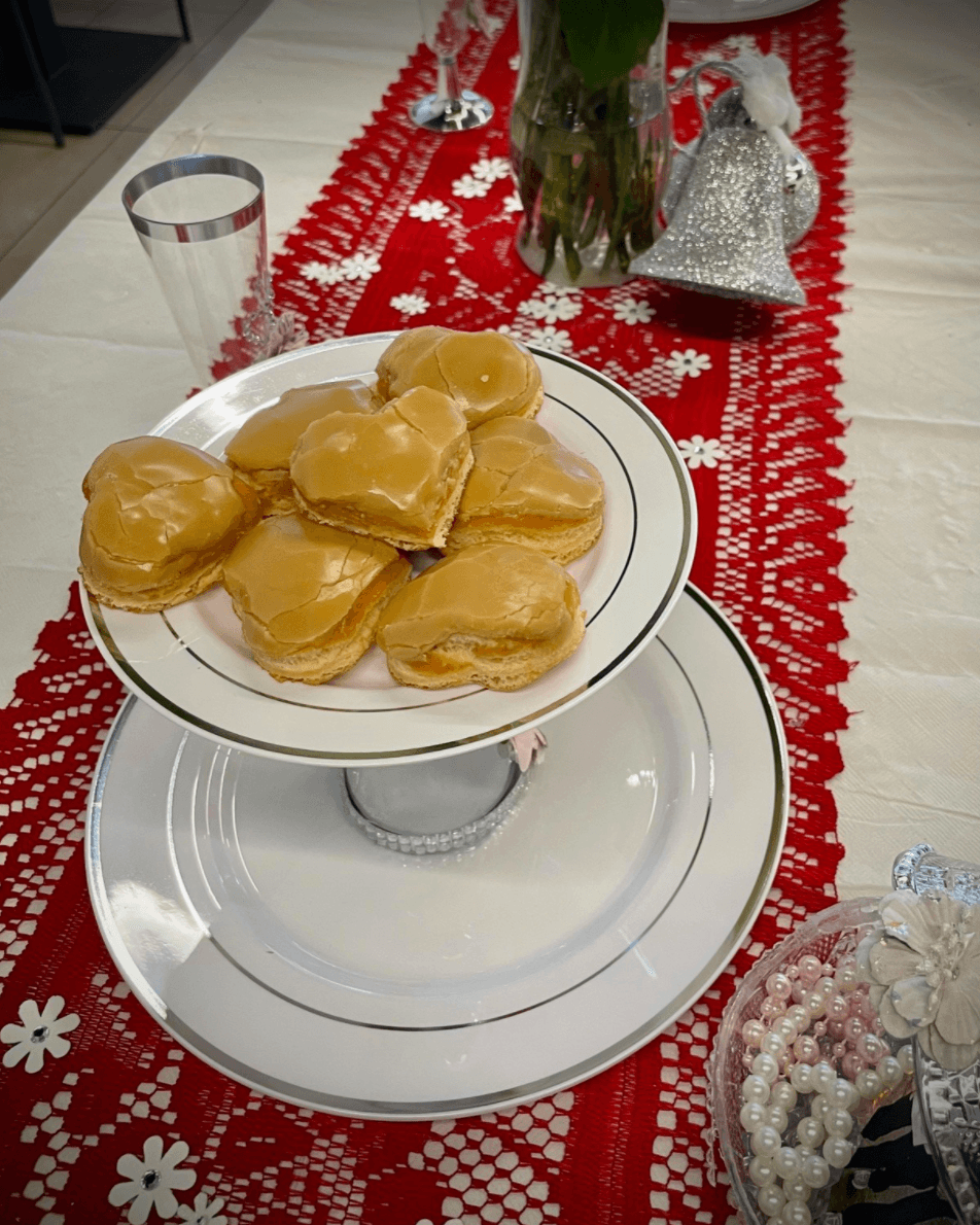Los empleados también han sido creativos: Una vez él pagó con un billete de $20 y ellos l
<b>e devolvieron el cambio en una bolsa de papel con los mismos $20, ¡pero en monedas de 25 centavos! </b>También hicieron su donut favorita en forma de corazón. 
<br>