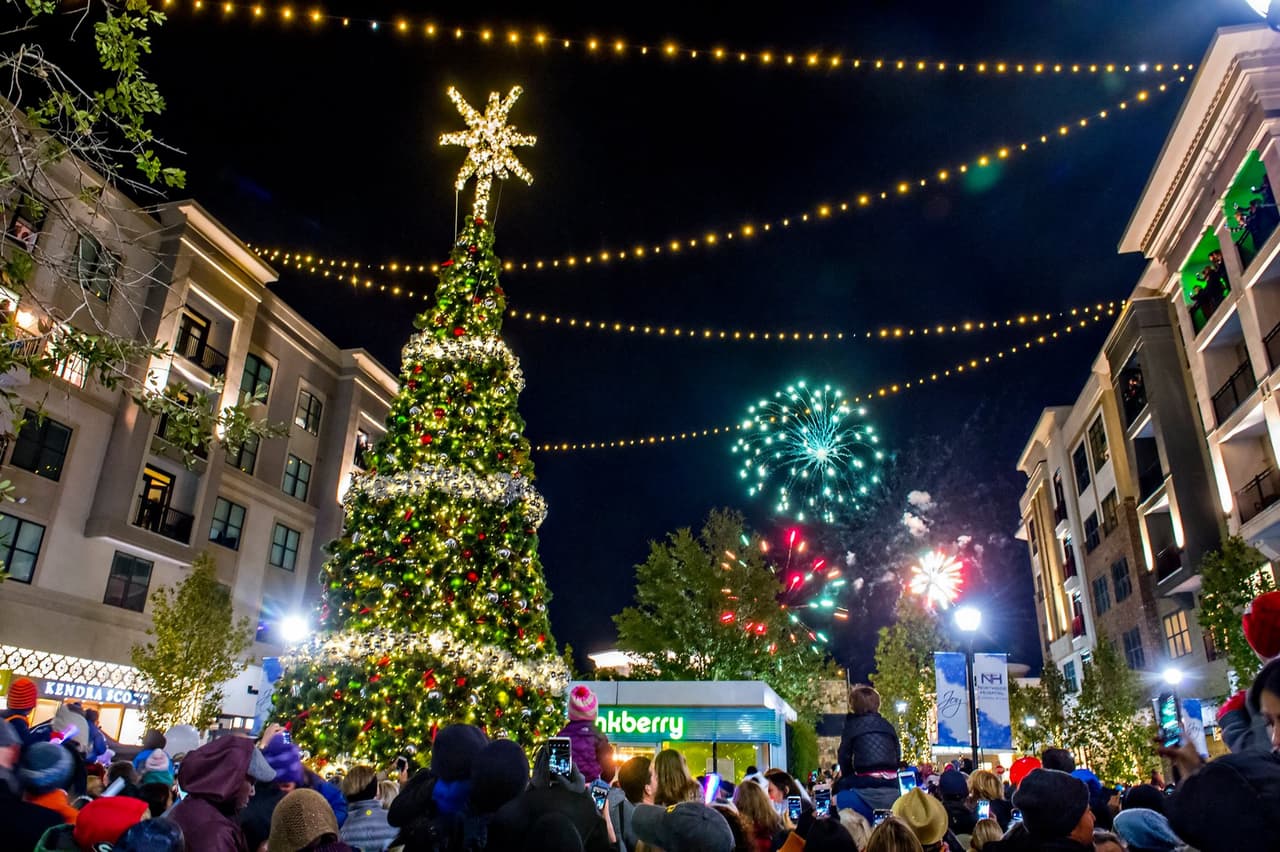 <b>Evento</b>: The Lighting of Avalon
<br>
<b>Fecha</b>: 19 de noviembre
<br>
<b>Lugar</b>: Avalon. 400 Avalon Blvd. Alpharetta, GA
<br>
<b>Sitio web</b>: 
<a href="https://www.awesomealpharetta.com/event/the-lighting-of-avalon/">https://www.awesomealpharetta.com/event/the-lighting-of-avalon/</a> 
<br>
<br>Sumérgete en el espíritu navideño con música festiva y actividades gratuitas para toda la familia. El evento contará con la inauguración anual de Avalon on Ice hasta la magnífica iluminación del árbol y la aparición Santa Claus.