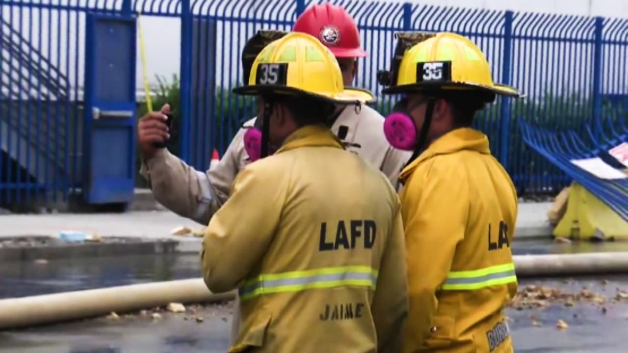 Comunidad afectada tras incendio en el Este de LA exige respuestas y apoyo de autoridades