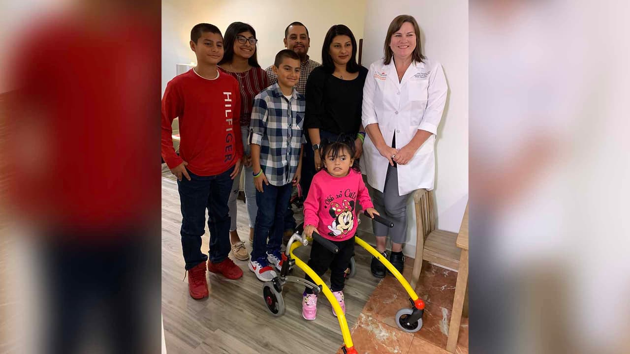 Esta familia hispana ha vivido un verdadero drama ante la difícil situación de Alia. Betty Sosa, madre de la pequeña, aconseja a las familias que no tengan miedo de recurrir a la medicina cuando alguien tenga una enfermedad.