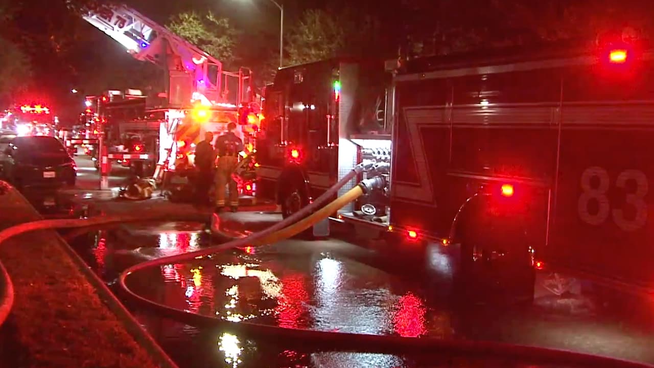 "El fuego empezó el sábado como a las 12:00 am y yo llegué a mi casa el domingo como a las 3:00 pm, pues llegué a mi casa y toda quemada, nadie me llamó de la oficina, empecé a llorar", dijo Ramírez.