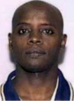 <h3 class="cms-H3-H3">Ahmed Elsafi </h3>
<br>
<br>La agencia busca a este hombre -de entre 59 y 51 años, oriundo de Sudán- 
<a href="https://www.fbi.gov/wanted/parental-kidnappings/ahmed-elsafi" target="_blank">por el secuestro de sus dos hijos</a>, Sarah Raquel Elsafi y Tariq Ahmed Elsafi, de quienes comparte su custodia con su exesposa. 
<br>
<br>El pasado 9 de mayo de 2003, Elsafi recogió a los dos pequeños en Miami, Florida como parte de una visita programada y no los devolvió un par de días después, tal como estaba programado. La exesposa lo denunció ante las autoridades locales, para después recibir la custodia exclusiva de los niños. 
<br>
<br>La agencia cree que el hombre y sus hijos pudieron haber viajado a Sudán, Arabia Saudita o Yemen. 
<br>
<br>En abril de 2004, Elsafi fue acusado de secuestro parental internacional, tras emitirse una orden federal para su arresto. 
<br>
<br>Desde 2012, Sarah y Tariq -quienes no han sido localizados- son considerados legalmente como adultos en Florida al haber cumplido 18 años 
<br>