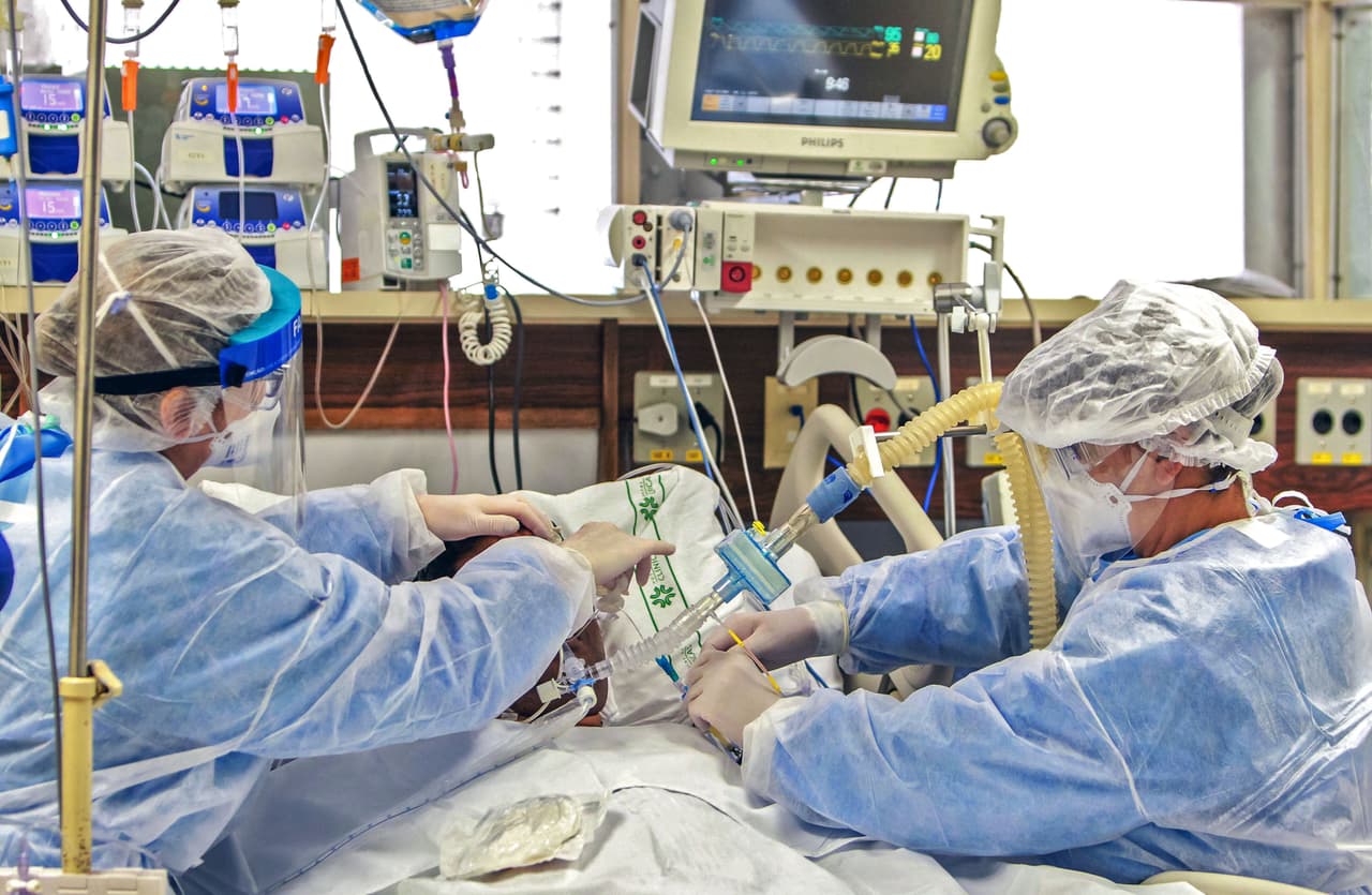 <b>22.- Los nuevos héroes y heroínas:</b>
<br>Durante la pandemia, los héroes cambiaron las capas por batas, espadas por estetoscopios y poderes mágicos por la compasión. Desde doctores, enfermeras, personal de limpieza, trabajadores de supermercados, equipos de primeros auxilios escribieron las historia de un año en el que no se dieron el lujo de descansos. ¡A todos gracias!
<br>