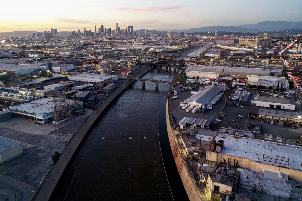 <b>9. Río Los Ángeles (California):</b> Este río recorre 51 millas a través de 17 ciudades, desde el Valle de San Fernando y San Gabriel de California hasta el Océano Pacífico. Muchos ni siquiera consideran a este caudal un río vivo, ya que se le construyeron paredes de cemento para controlarlo por importantes inundaciones en los años 30's y funciona más bien como un canal. " Un río Los Ángeles sano, con árboles y otra vegetación de ribera, es fundamental para proteger la biodiversidad y lograr la resistencia climática a través de la refrigeración urbana y el secuestro de carbono, promoviendo una mayor salud y equidad de la comunidad", dice el informe.