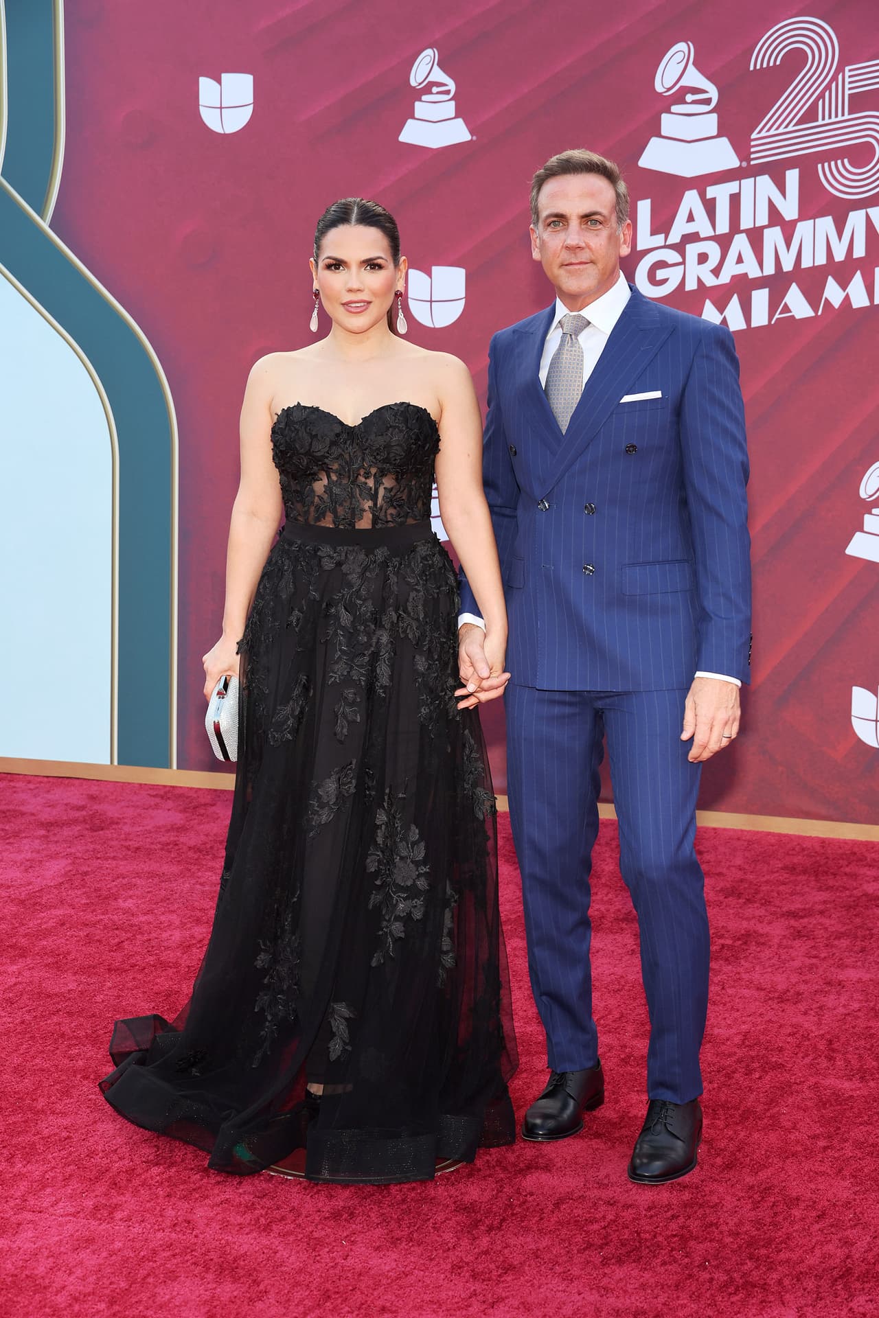 <b>Karina Banda</b> y su inseparable esposo, 
<b>Carlos Ponce,</b> caminaron de la mano por la alfombra roja.