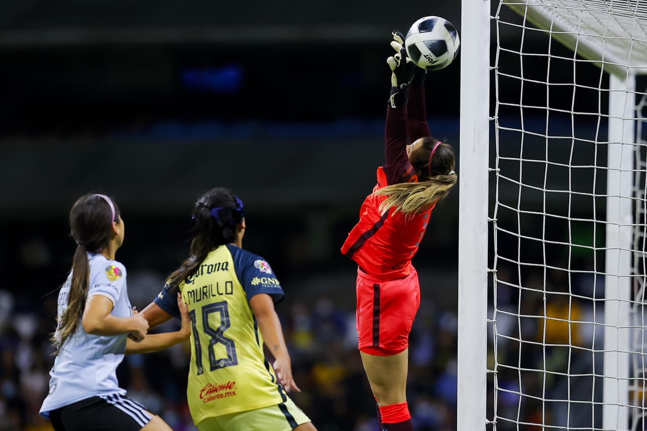 Los papeles se invirtieron a partir del minuto 20 con el dominio de Tigres, que acarició el travesaño y puso nerviosas a las locales durante el resto de la primera parte.