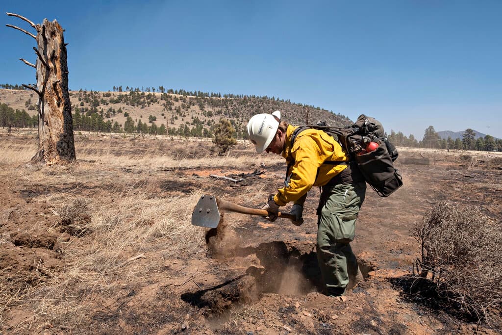 El fallecido por el fuego en Nebraska era un bombero jubilado de 66 años que estaba ayudando.
