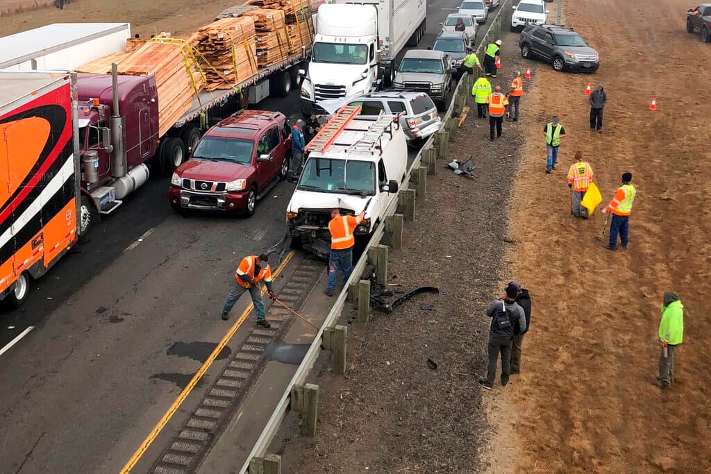 Personal del Departamento de Calidad Ambiental se presentó al lugar para lidiar con filtraciones de líquidos de seis tráilers, informó la policía.