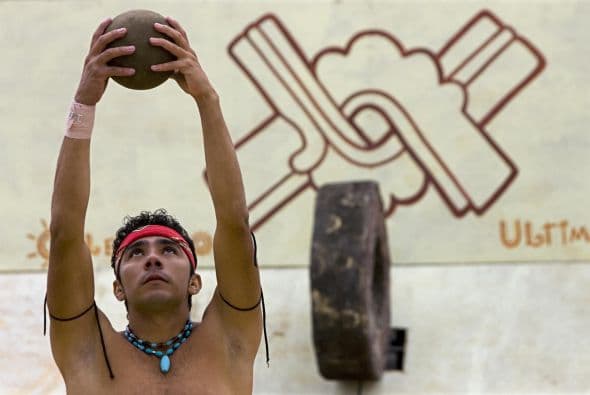 Actualmente se conservan unas 1,500 canchas de pelota, la más grandiosa de las cuales está en Chichen Itza, en el estado mexicano de Yucatán, cuyos templos están llenos de relieves alusivos al juego.