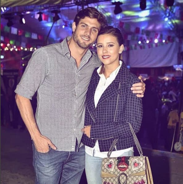 Sin embargo, desde la filtración de los mensajes, la pareja ha compartido en sus redes sociales que su amor sigue y más fuerte que nunca.