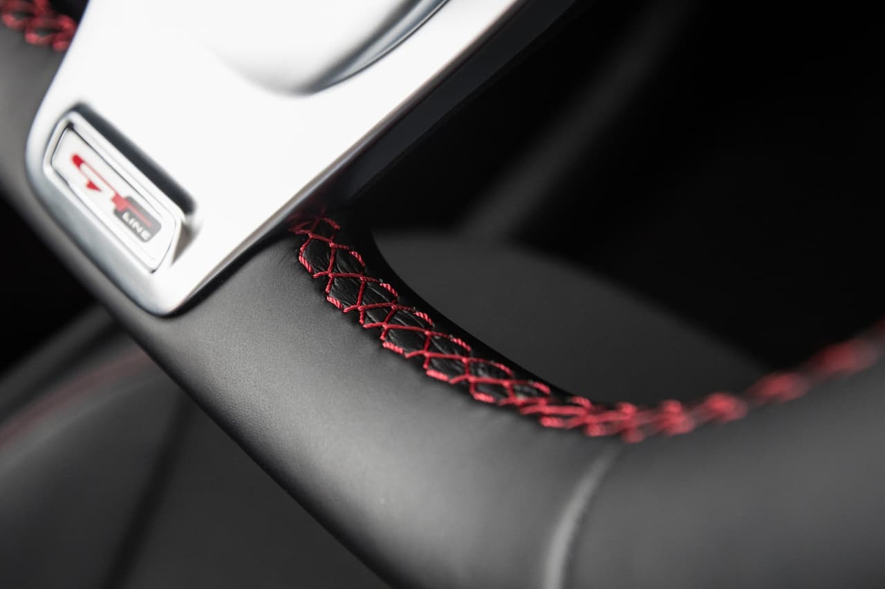 Por otra parte, este GT-Line Turbo incluye cargador inalámbrico para teléfonos inteligentes, tecnología LED para sus luces delanteras, anti-nieblas y traseras, techo solar eléctrico, botón de encendido, aire acondicionado automático de doble zona, calefacción para el volante y los asientos delanteros, radio satelital Sirius/XM, entre otros.