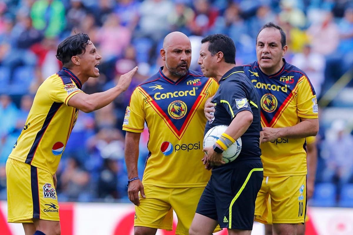 Armando Archundia (centro) fue el encargado de ser el árbitro de este encuentro de leyendas.