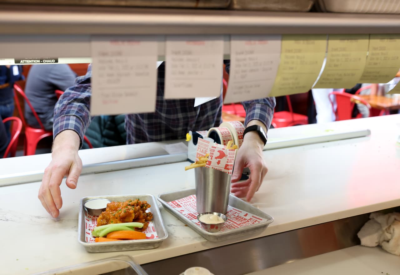 El NCC afirma que los estadounidenses comerán 1,420 millones de alitas mientras ven el juego de los Cincinnati Bengals contra Los Angeles Rams.
<br>