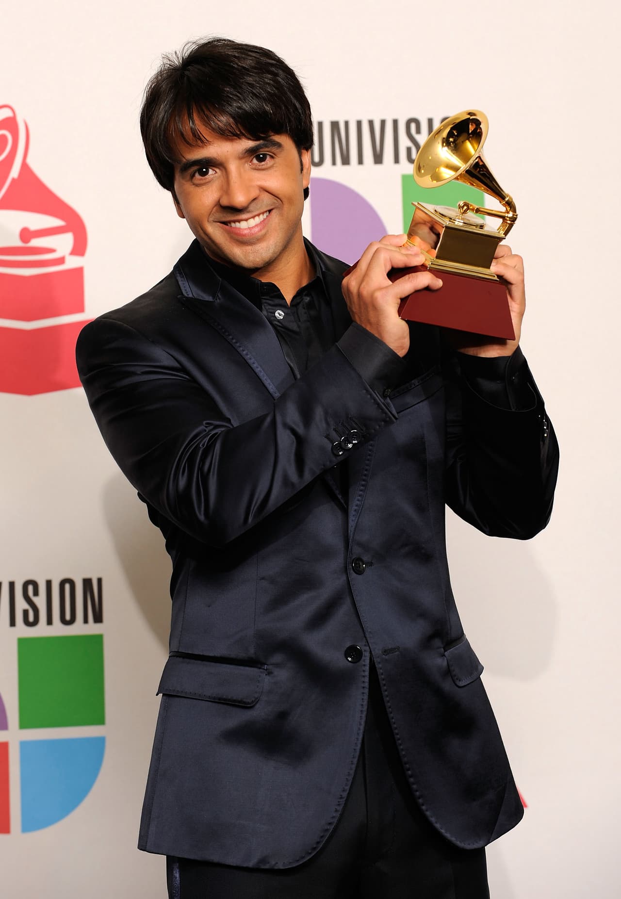 En 2009, Luis Fonsi ganó Canción del Año por ‘Aquí estoy Yo’....