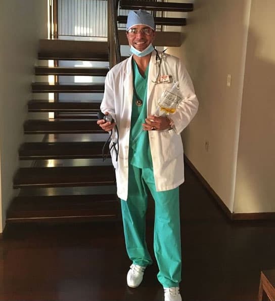 ¿Con este doctor qué mujer no querría estar enferma? Y es que Chayanne se convirtió por una noche en médico.