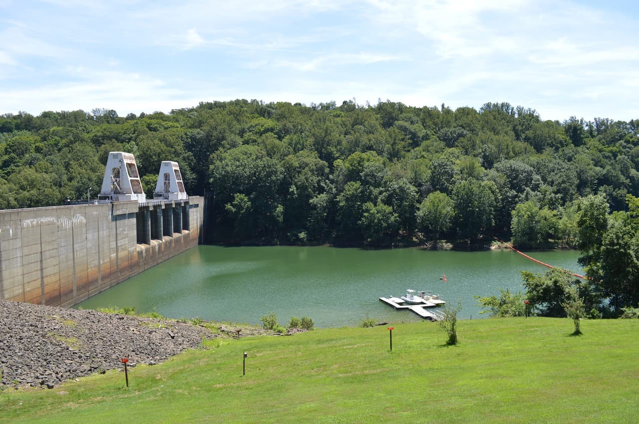 &lt;b&gt;&lt;a href=&quot;file:///C:/Users/msorto/Desktop/MARLO%20UNIVISION/2022/07_JULIO%202022/16%20Y%2017%20DE%20JULIO/Loyalhanna%20Lake%20(Saltsburg)&quot;&gt;Loyalhanna Lake (Saltsburg)&lt;/a&gt;&lt;/b&gt;. Los visitantes del lago descubrirán una topografía que va desde las estribaciones onduladas de Laurel Highlands, desde donde fluyen las cabeceras de Loyalhanna Creek, hasta las empinadas laderas boscosas y los barrancos que se encuentran cerca de la presa. En medio de este entorno, los visitantes del lago Loyalhanna pueden disfrutar de diversas actividades al aire libre, ya sea en el agua o alrededor del agua. La pesca es extremadamente popular en Loyalhanna con una gran cantidad de ensenadas, calas y áreas de remanso.