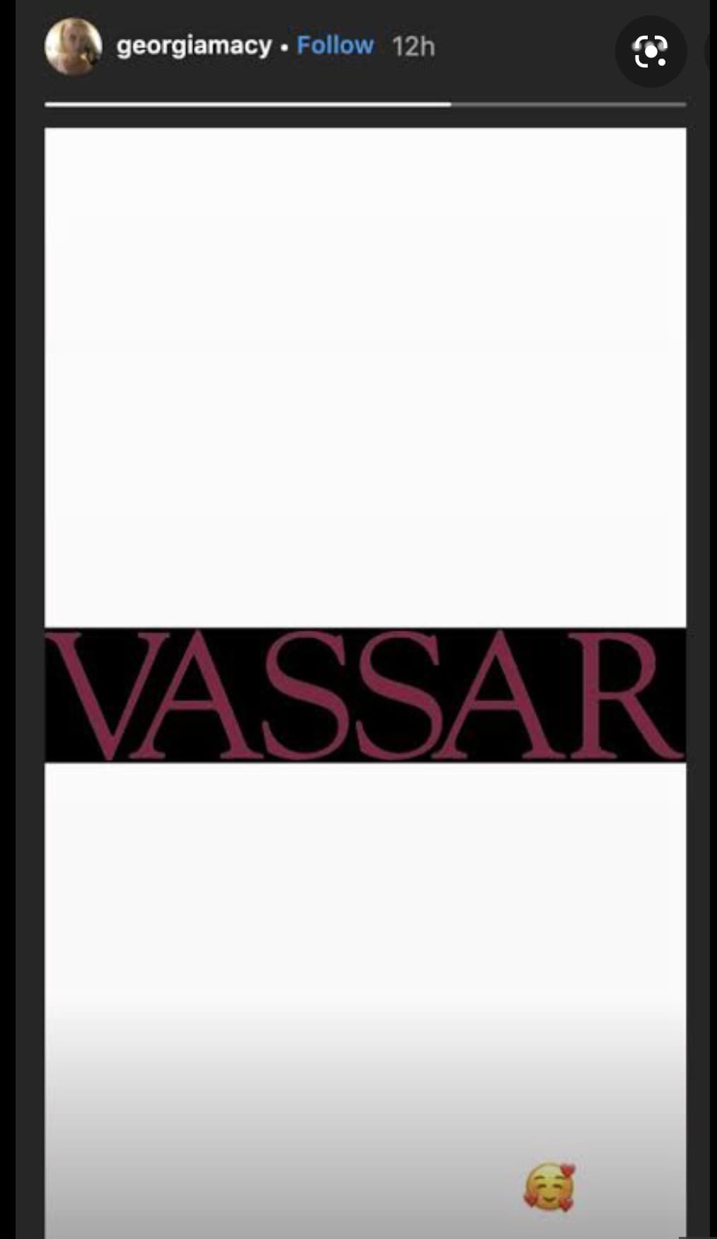 Además, la chica de 17 años agregó la palabra "Vassar" a sus historias de Instagram.
<br>